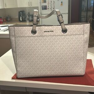 Micheal Kors Jet Set Commuter Tote